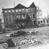 Marktplatz, Ruine des Neustädter Rathauses und das unzerstörte Brüder-Grimm-Denkmal, 1946
