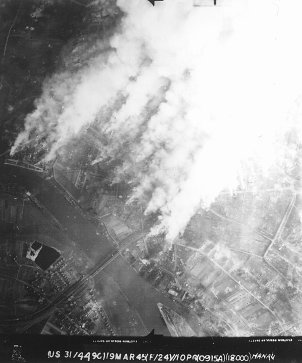 Das brennende Hanau. Luftaufnahme der US-Army, 19. März 1945, 9.15 Uhr morgens 
