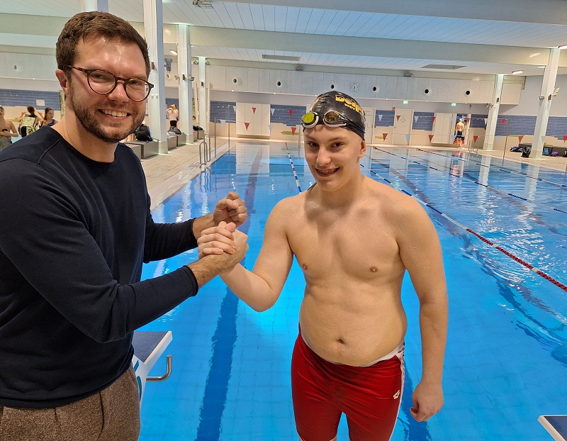 Special2025 Bürgermeister Dr. Maximilian Bieri besuchte Schwimmer Maximilian Ott beim Training im Lindenbaubad.