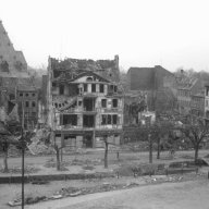 Zerstörung am Marktplatz Ecke Lindenstraße nach den Luftangriffen im Dezember 1944 und Januar 1945 