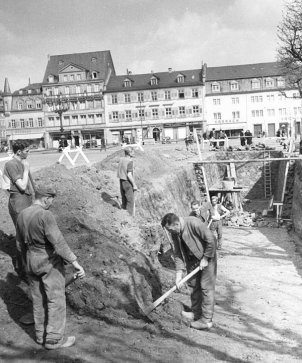 Kriegsgefangene beim Bau des Löschwasserbeckens auf dem Marktplatz, April 1943 