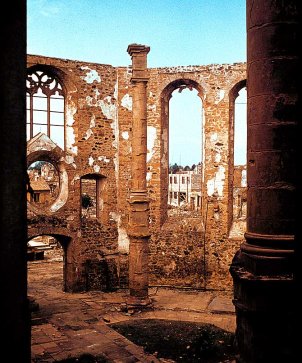 Innenraum der zerstörten Wallonisch-Niederländischen Kirche Hanau 1945 