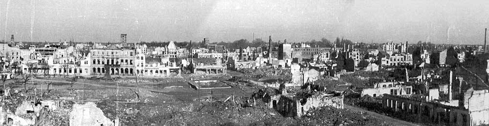 Panorama der zerstörten Innenstadt, aufgenommen von der Ruine der Wallonisch-Niederländischen Kirche zum Neustädter Marktplatz 1945