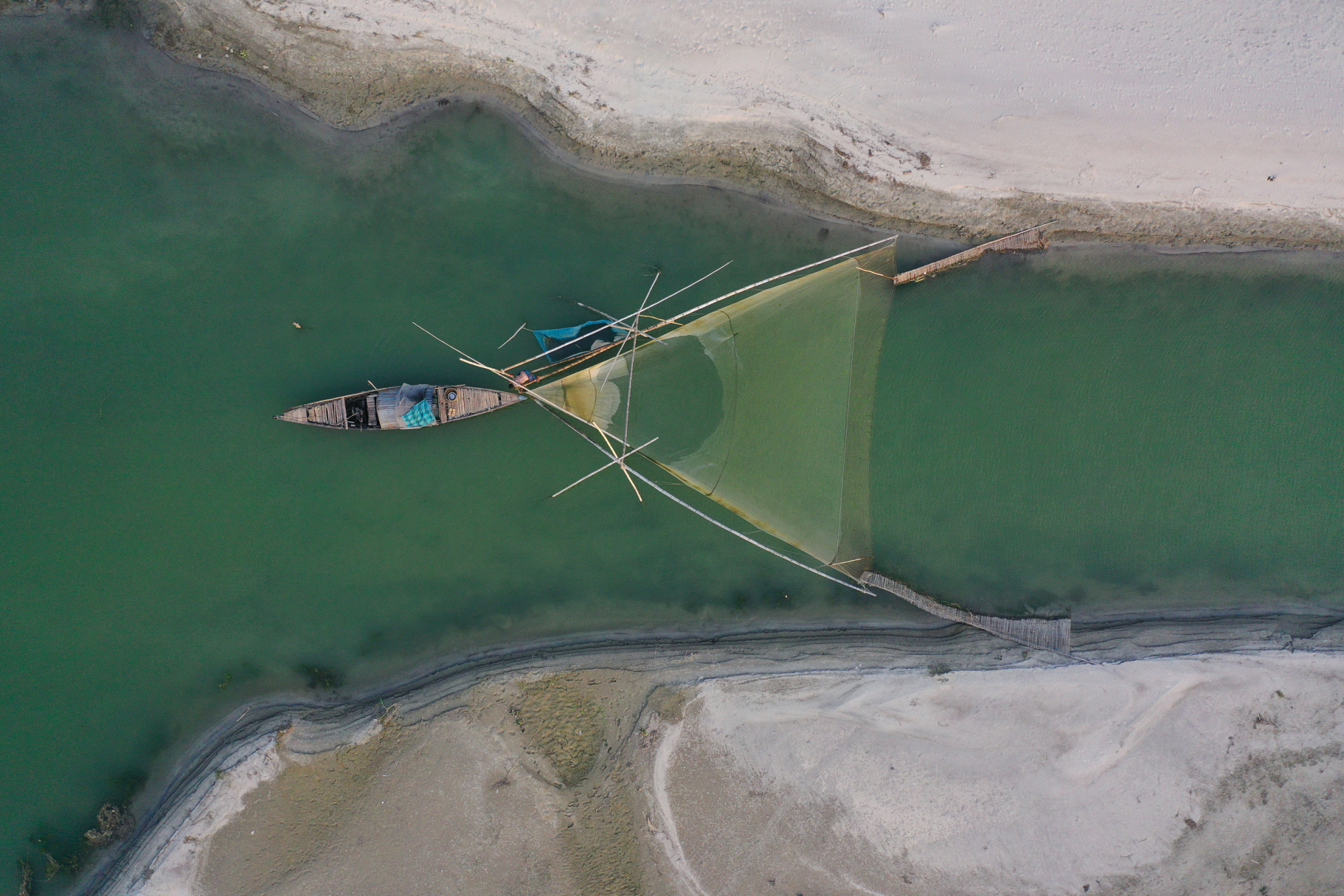 Fischerboot Mit Netz Aus Der Drohnen-perspektive