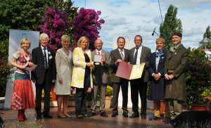 Die Auszeichnung für die Stadt Hanau wurde entgegengenommen von Stadtrat Axel Weiss-Thiel (Miitte) und Bernd Lenz, Betriebsleiter Eigenbetrieb Hanau Grünflächen (3. von rechts).