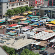 Marktplatz mit Wochenmarkt