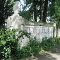 Hauptfriedhof, Alte Urnenwand