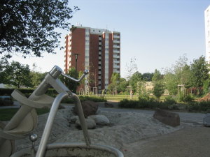 Eibenweg, Spielplatz vor Hochhaus