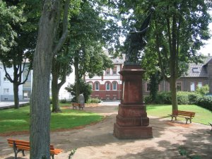 Dahlbergstraße, Kriegerdenkmal und Gedenkstein im Hintergrund