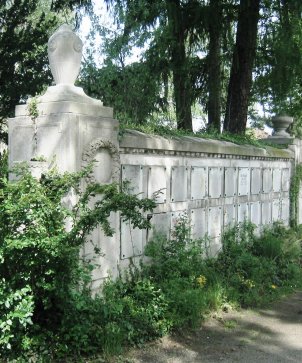 Hauptfriedhof, Alte Urnenwand