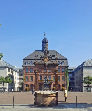Marktplatz mit Neustädter Rathaus