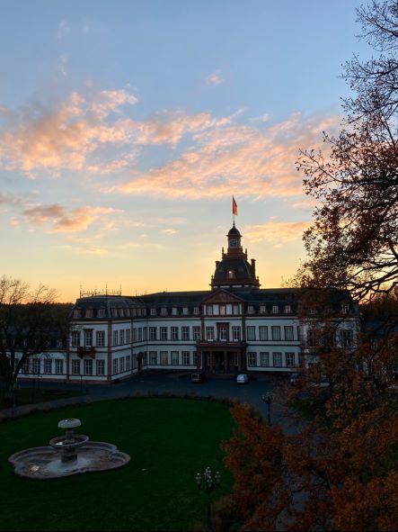 Schloss Philippsruhe in der Dämmerung