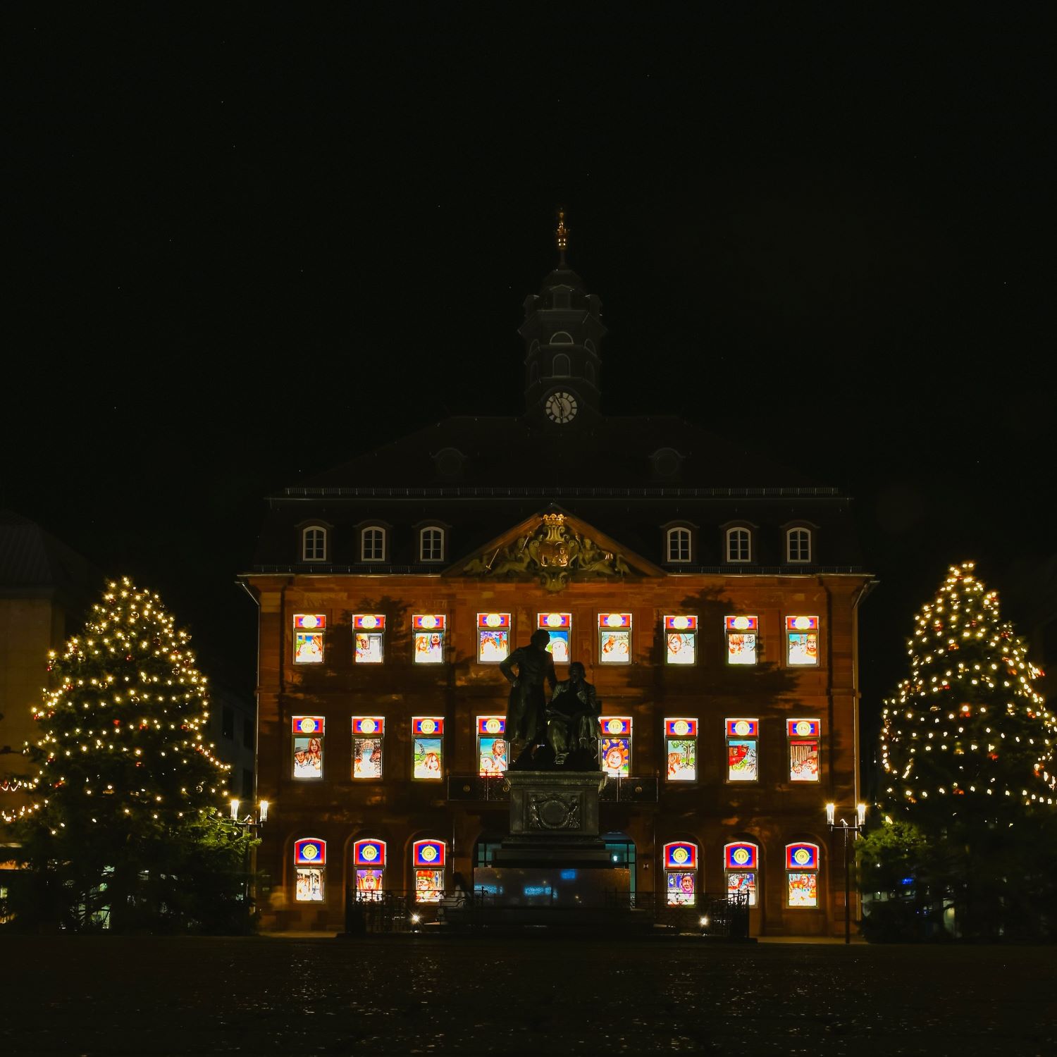 Märchenhaftes Rathaus: Der Hanauer Rathaus-Adventskalender