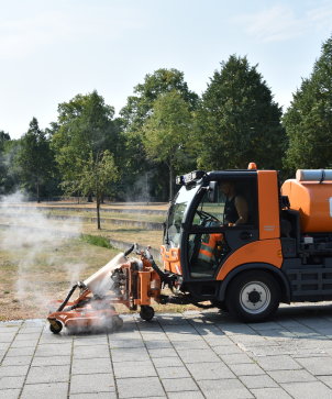 Heißwasser-Reinigungsmaschine im Einsatz gegen Unkraut