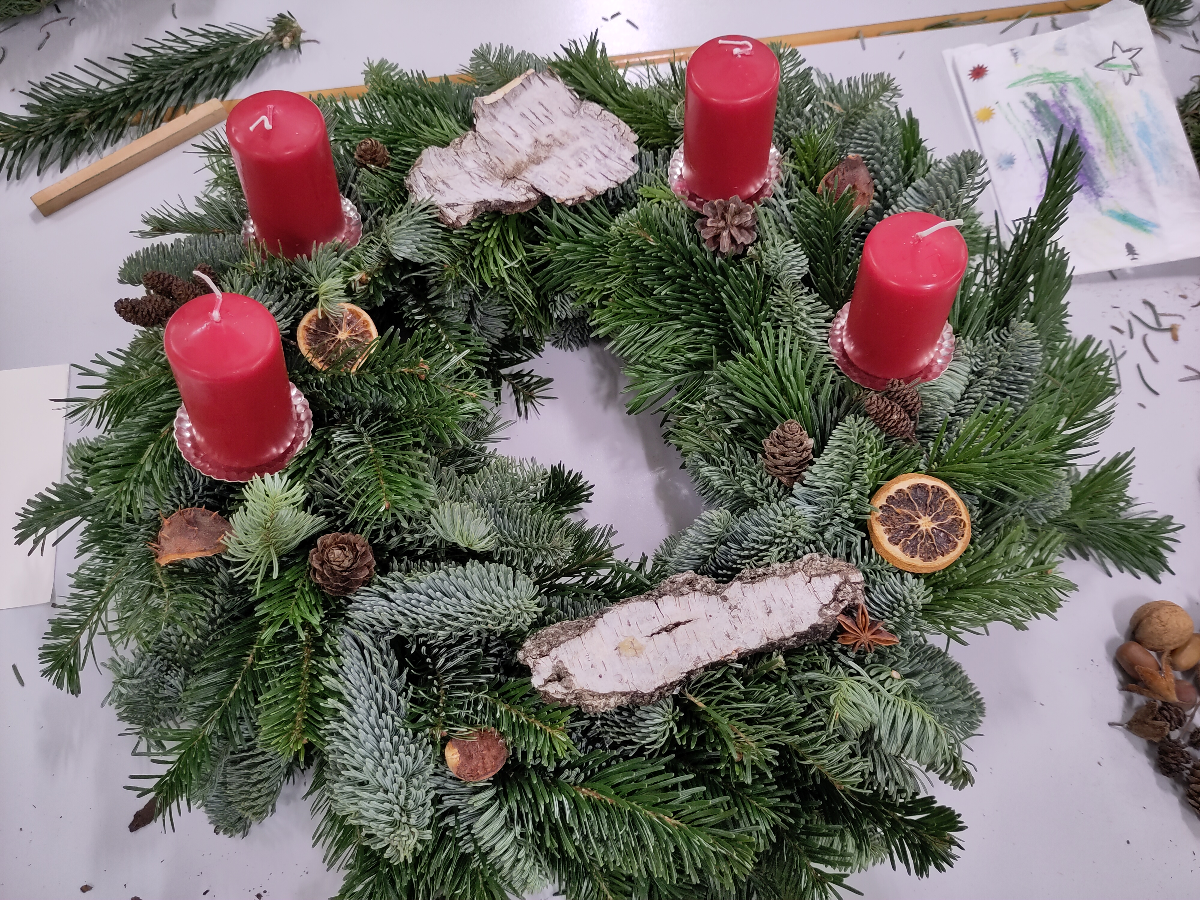 Adventskranz mit roten Kerzen