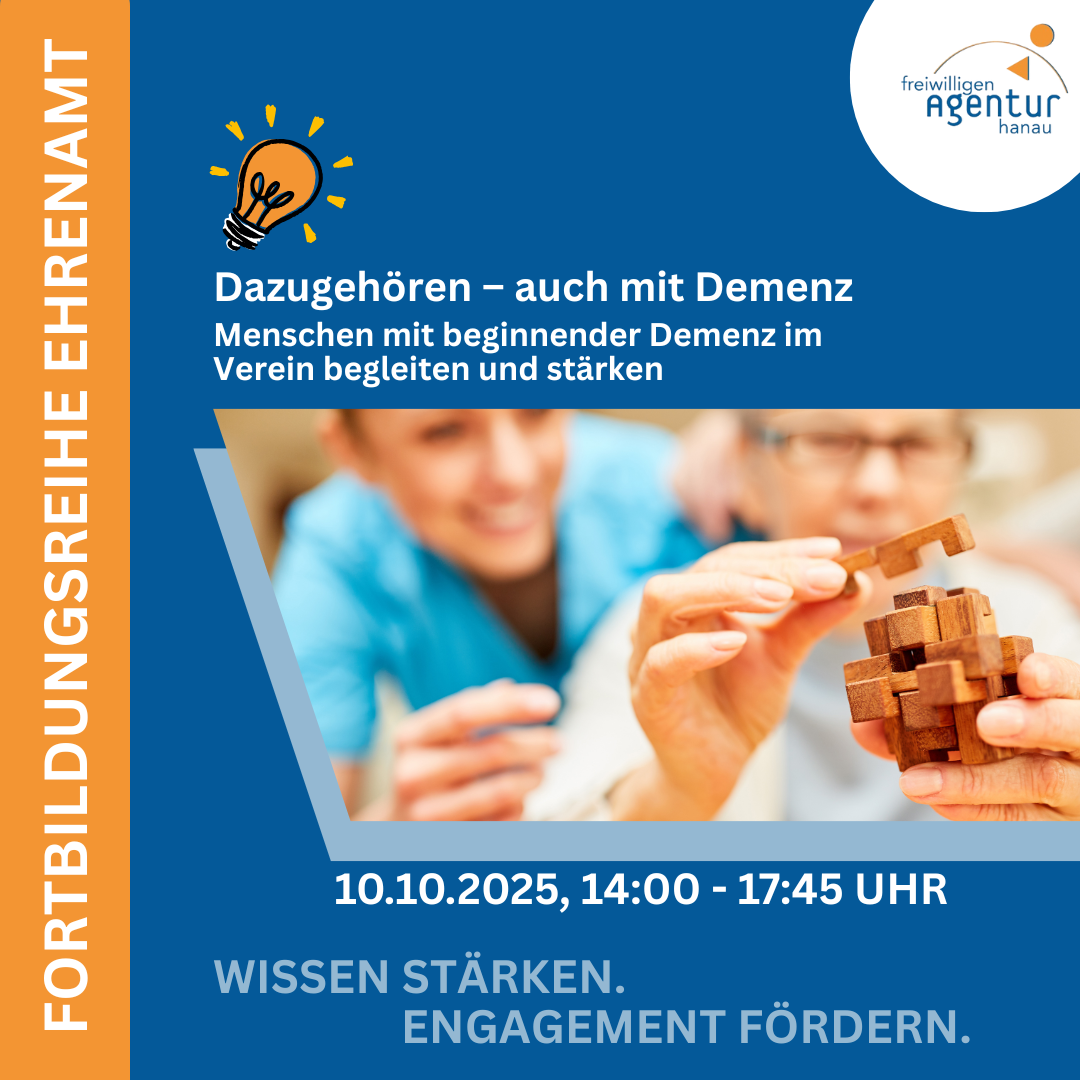 Bild mit älterer Frau, die ein Holzpuzzle spielt