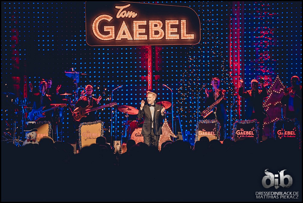 Jazzsänger Tom Gaebel mit Orchester auf der Bühne